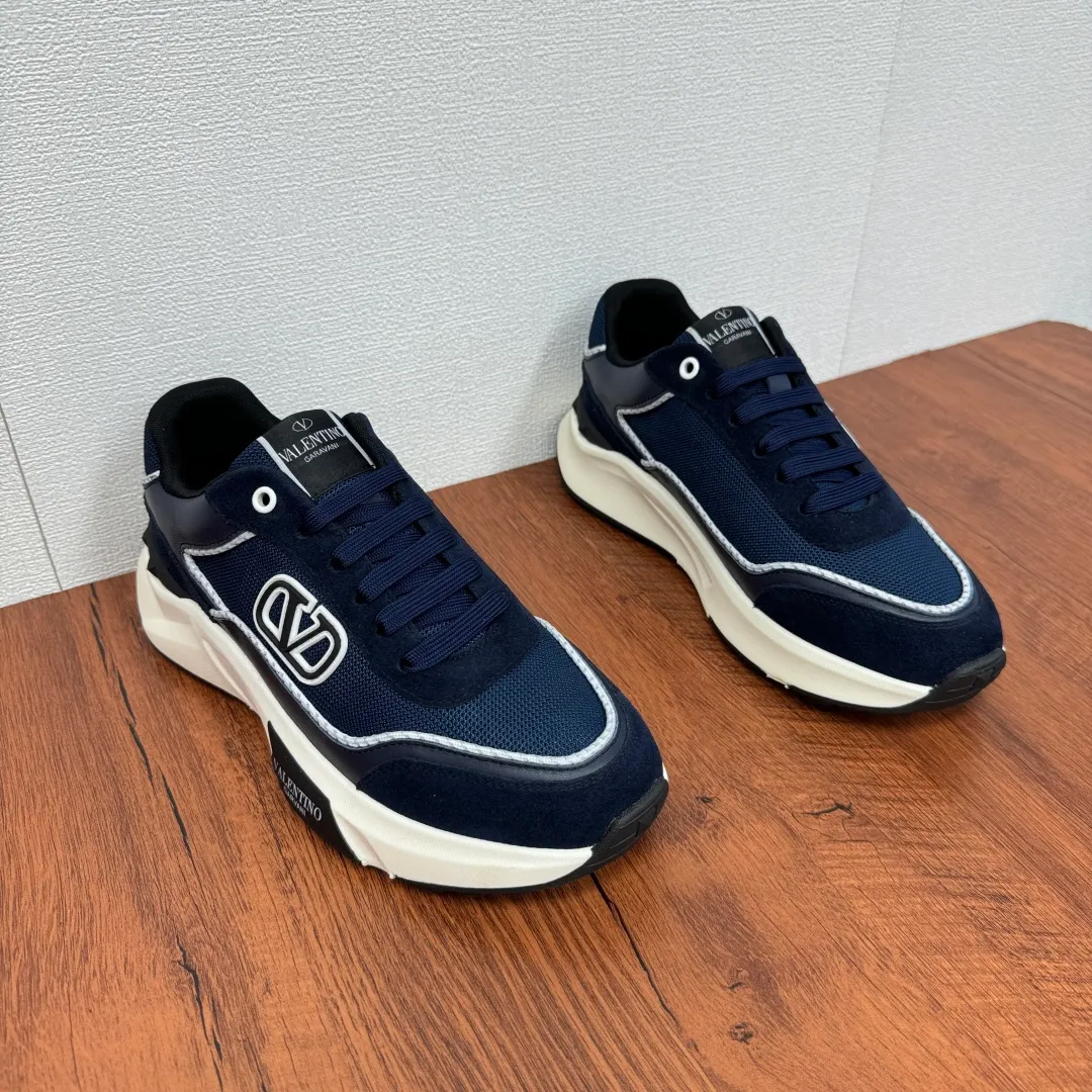 [Valentino] Top P: 820💰 Size: 39-44 leather shoe size (can be customized 38.45 cannot be returned or exchanged) VALENTION/Valentino FREEDOTS series new spring and summer men's sports shoes Lightweight and breathable casual thick-soled men's shoes Classic contrasting splicing design Suede cowhide stitching nappa calfskin + breathable technical mesh material Hot glue brand pattern badge logo details Delicate calfskin feet Lightweight mesh lining, ultra-light TPU foam rubber outsole, sports version, thick-soled style design, easy and versatile, multiple colors available, able to meet various matching needs, complete package! Item number: HL6688 blue
